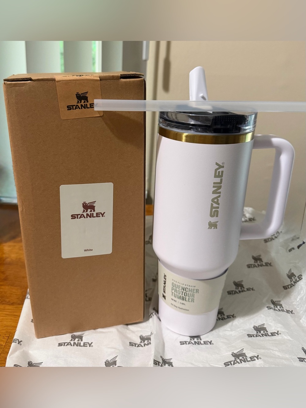 The Quencher ProTour Flip Straw 40 OZ - White/Gold Trim NWT 🤍💛